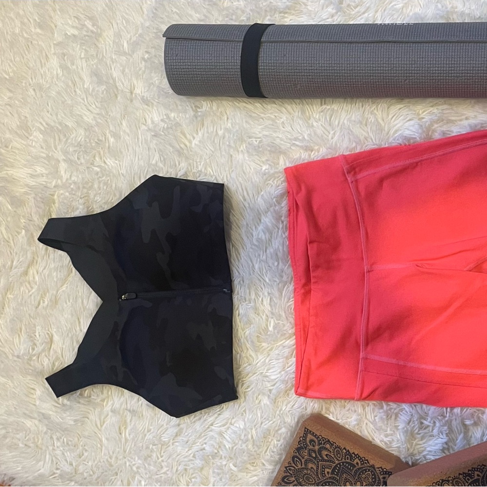 D34 (large) camo lululemon (never worn) sports bra. Zip up front. Full support.